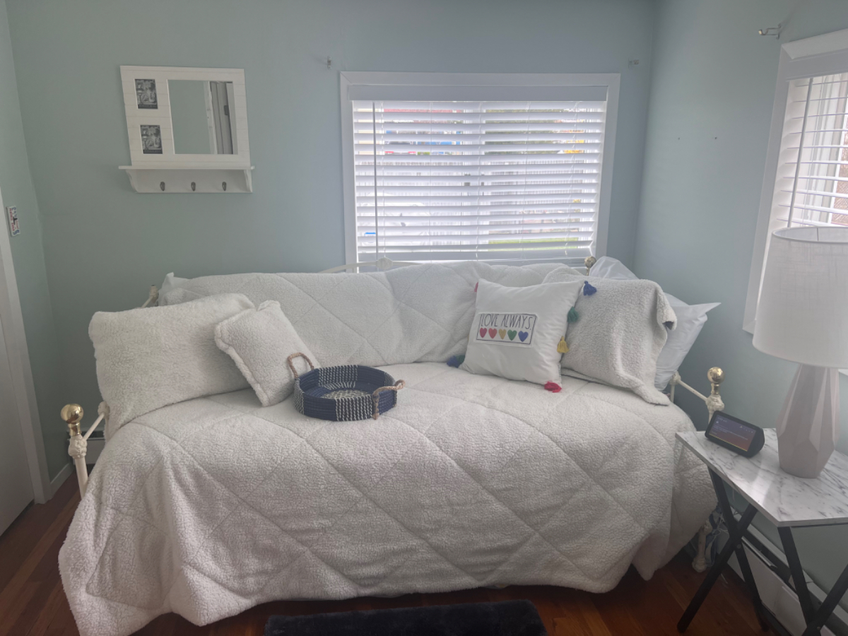Recharge Here Bedroom plus Bonus room Traveling Nurse - Photo 1