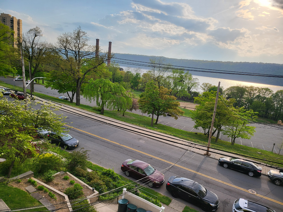 Cozy 2 Bedroom Yonkers Apartment with a view of the Hudson River - Photo 8