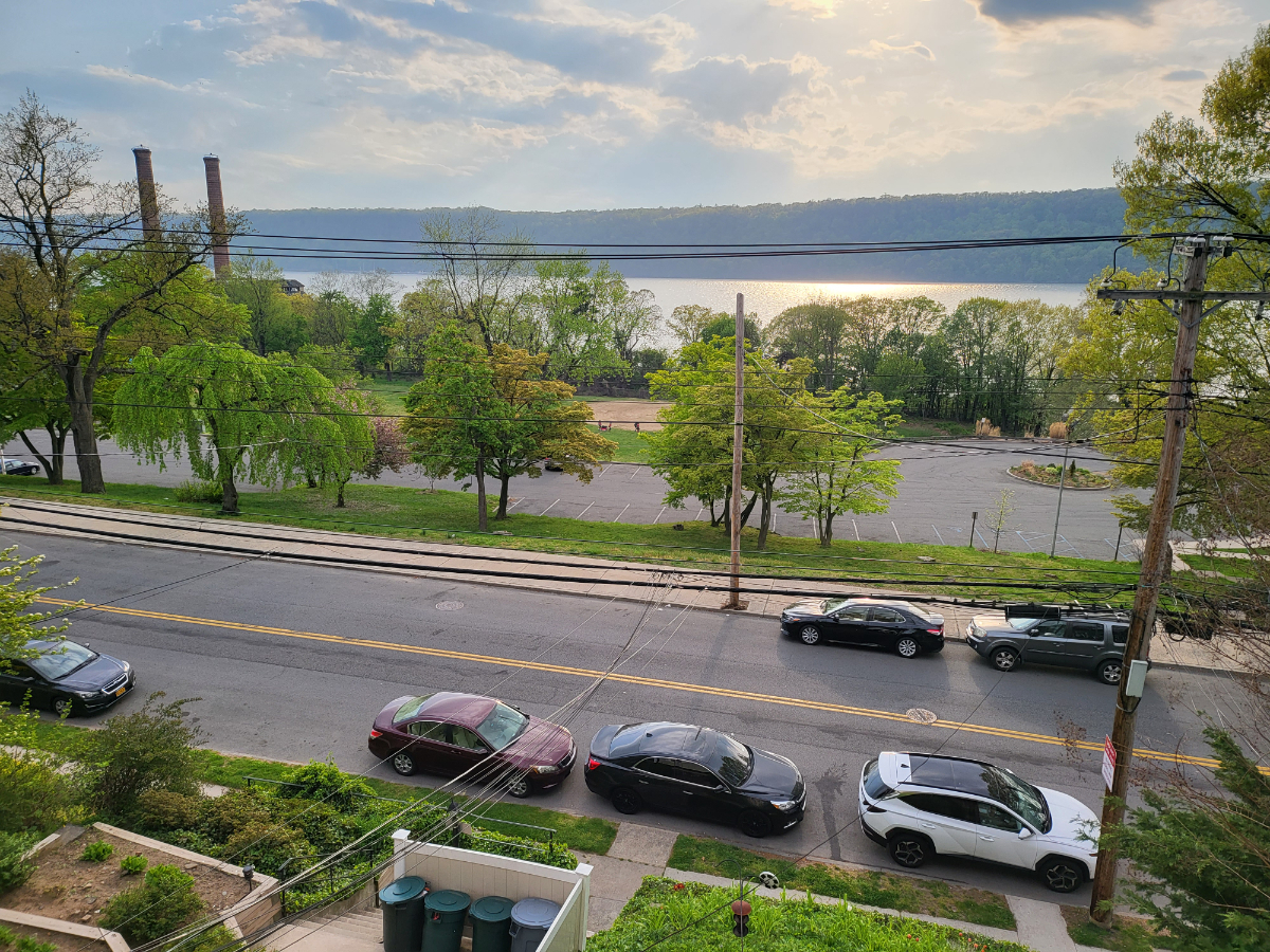 Cozy 2 Bedroom Yonkers Apartment with a view of the Hudson River - Photo 3