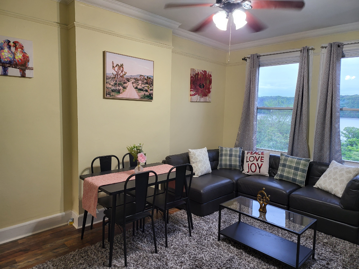 Cozy 2 Bedroom Yonkers Apartment with a view of the Hudson River - Photo 2