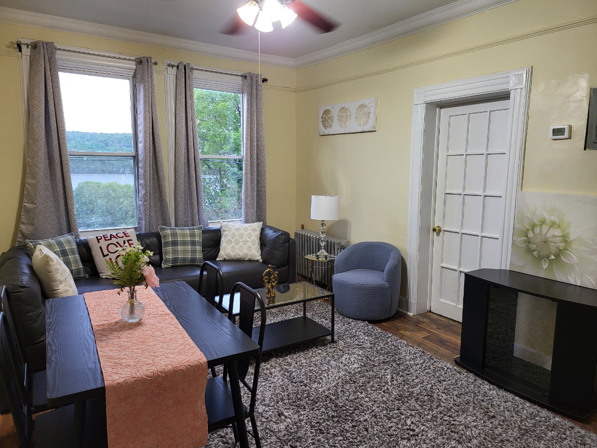 Cozy 2 Bedroom Yonkers Apartment with a view of the Hudson River - Photo 1
