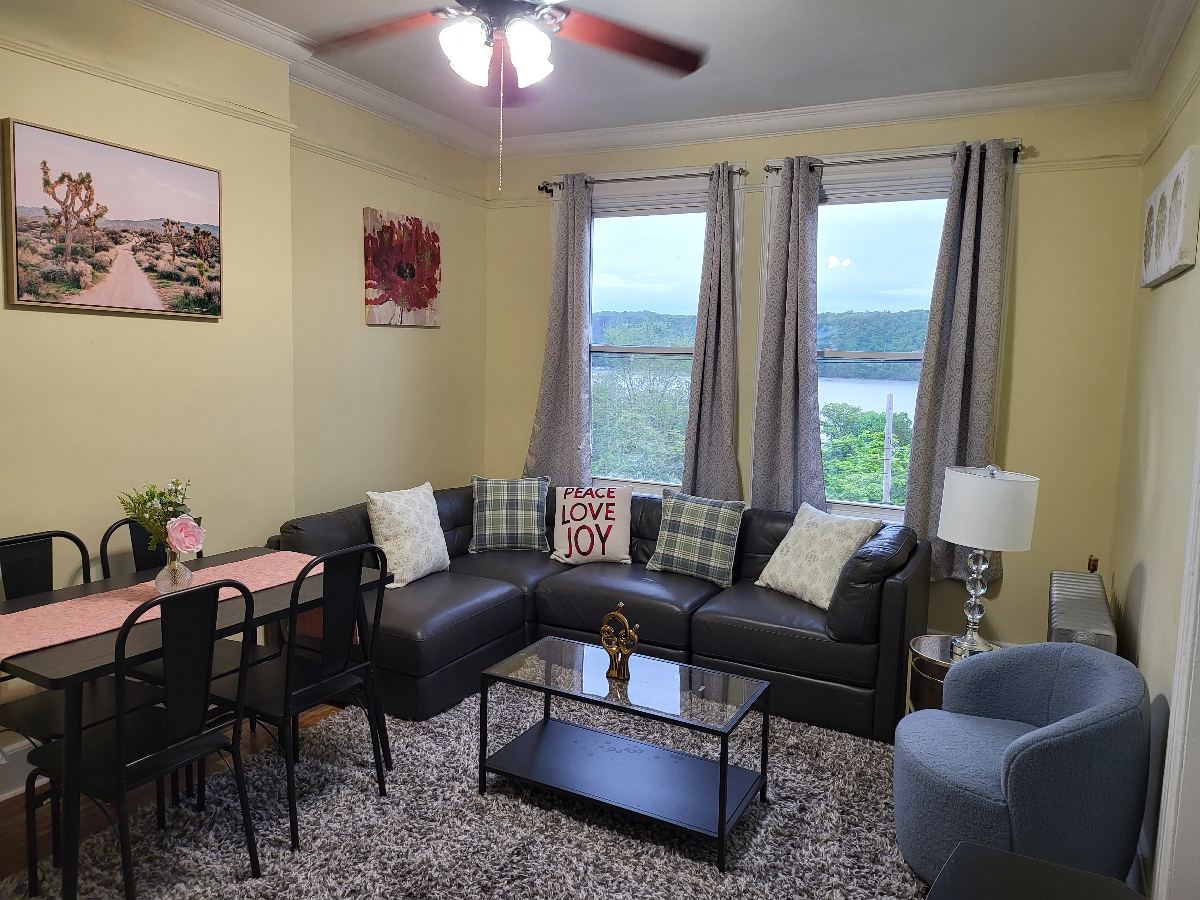 Cozy 2 Bedroom Yonkers Apartment with a view of the Hudson River - Photo 10