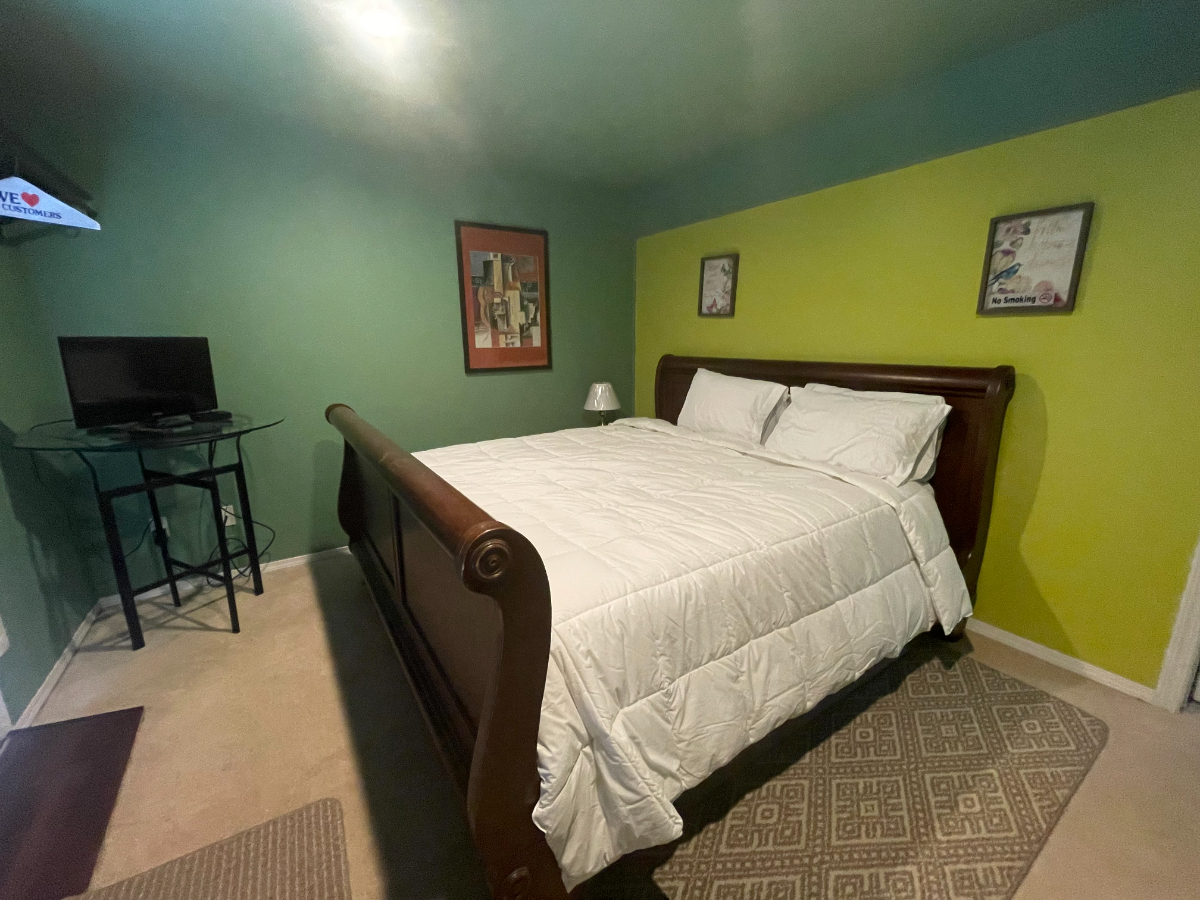 Spacious Room for rent In Quiet Location