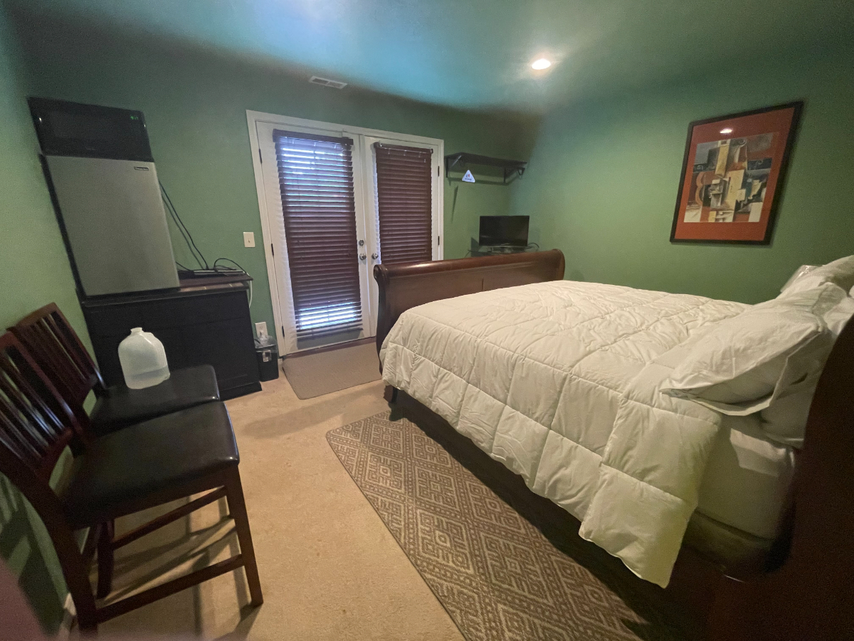 Spacious Room for rent In Quiet Location - Photo 2
