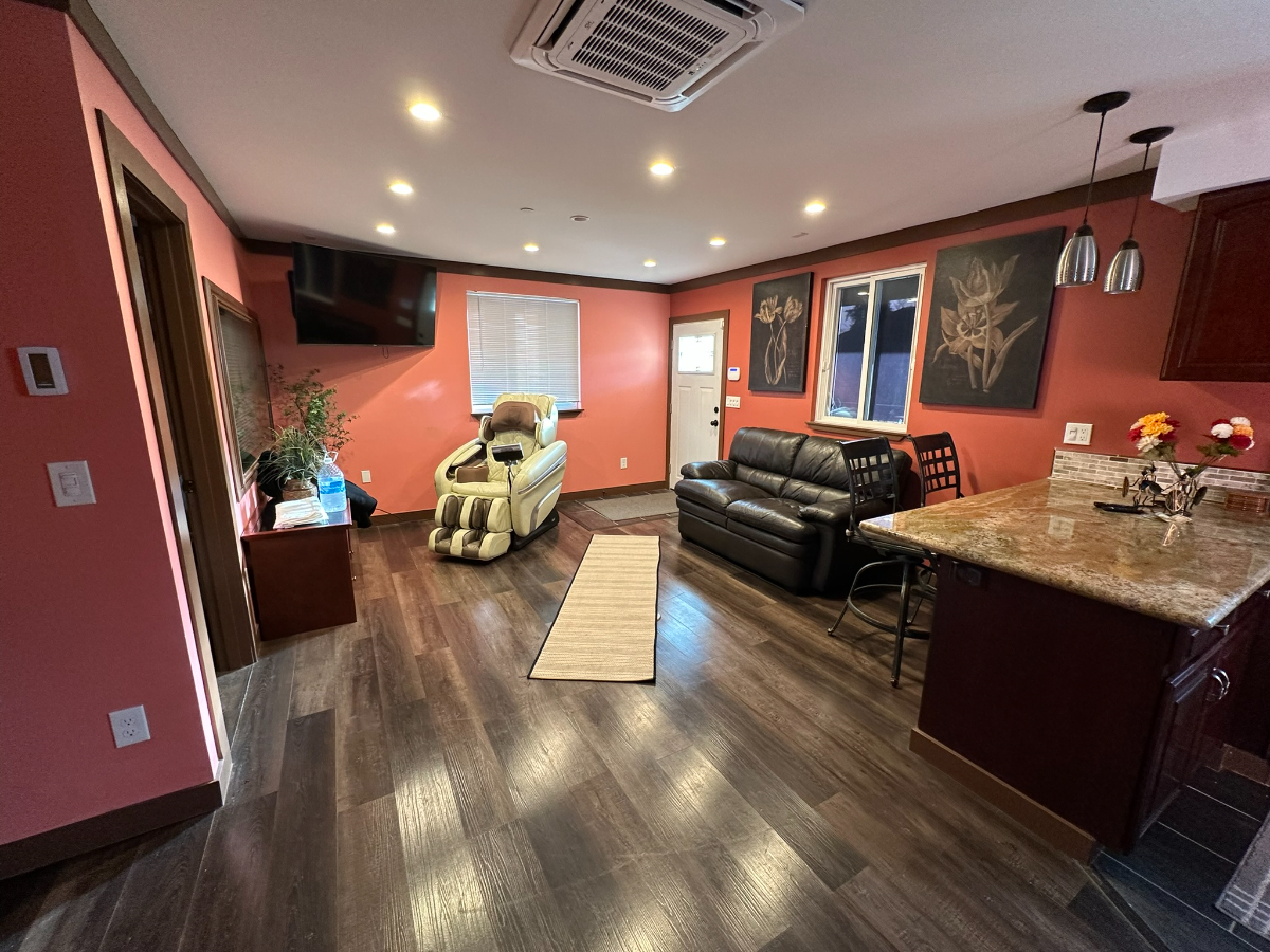 Spacious Room for rent In Quiet Location - Photo 2