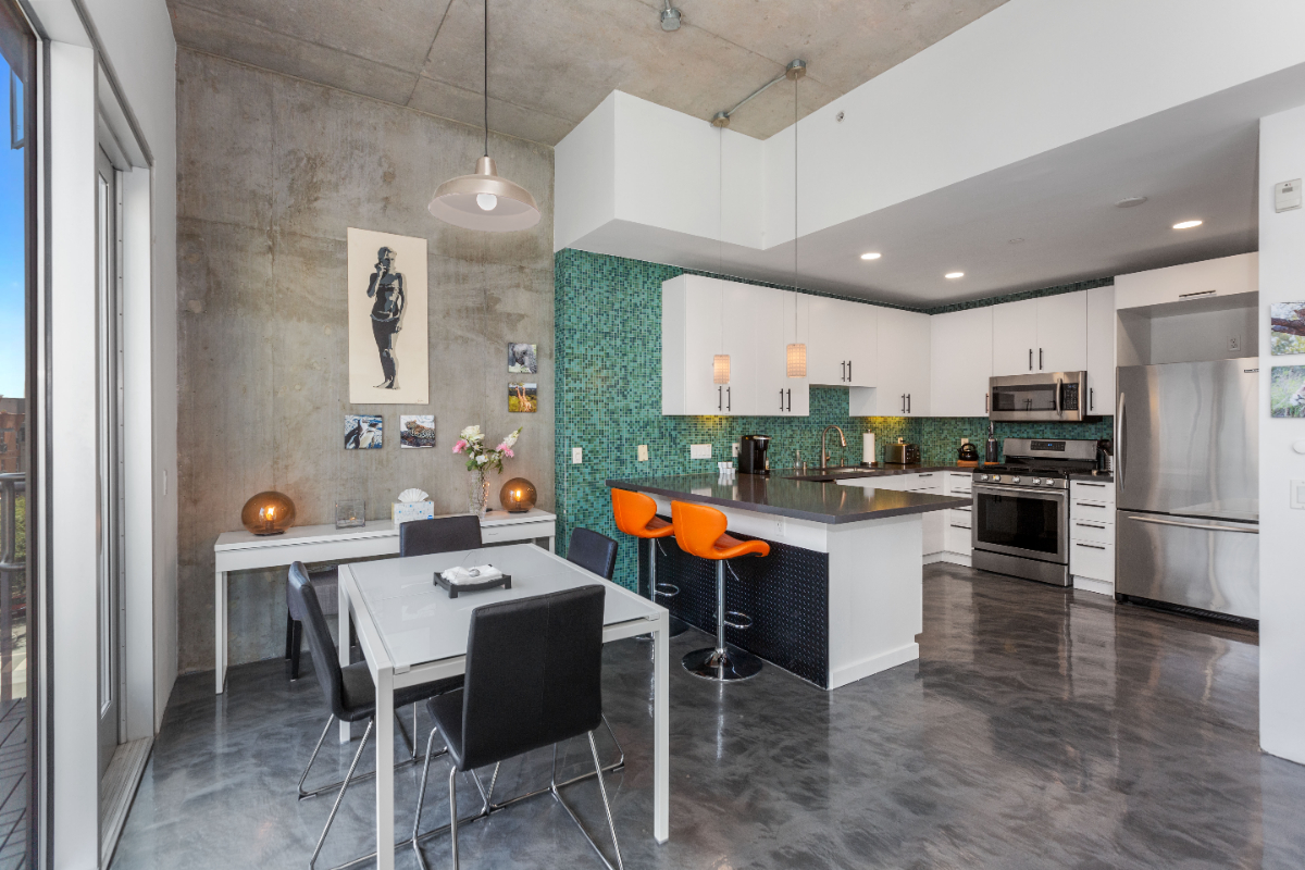 Stunning 2 bedroom / 2 bathroom split level condo in downtown San Diego - Photo 1