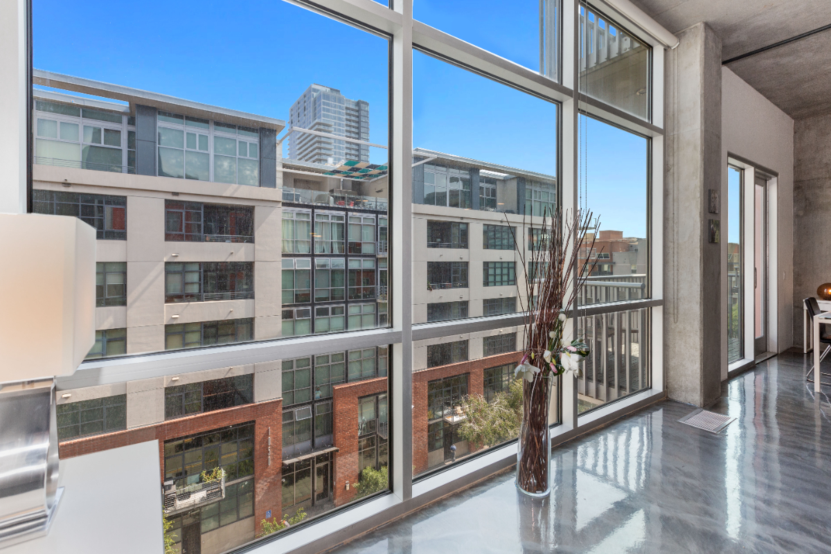 Stunning 2 bedroom / 2 bathroom split level condo in downtown San Diego - Photo 4
