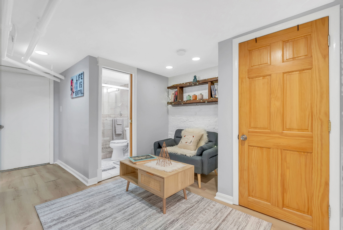 Charmingly Renovated, 2-Bedroom Urban Retreat Within Walking Distance of 5 Hospitals - Photo 3