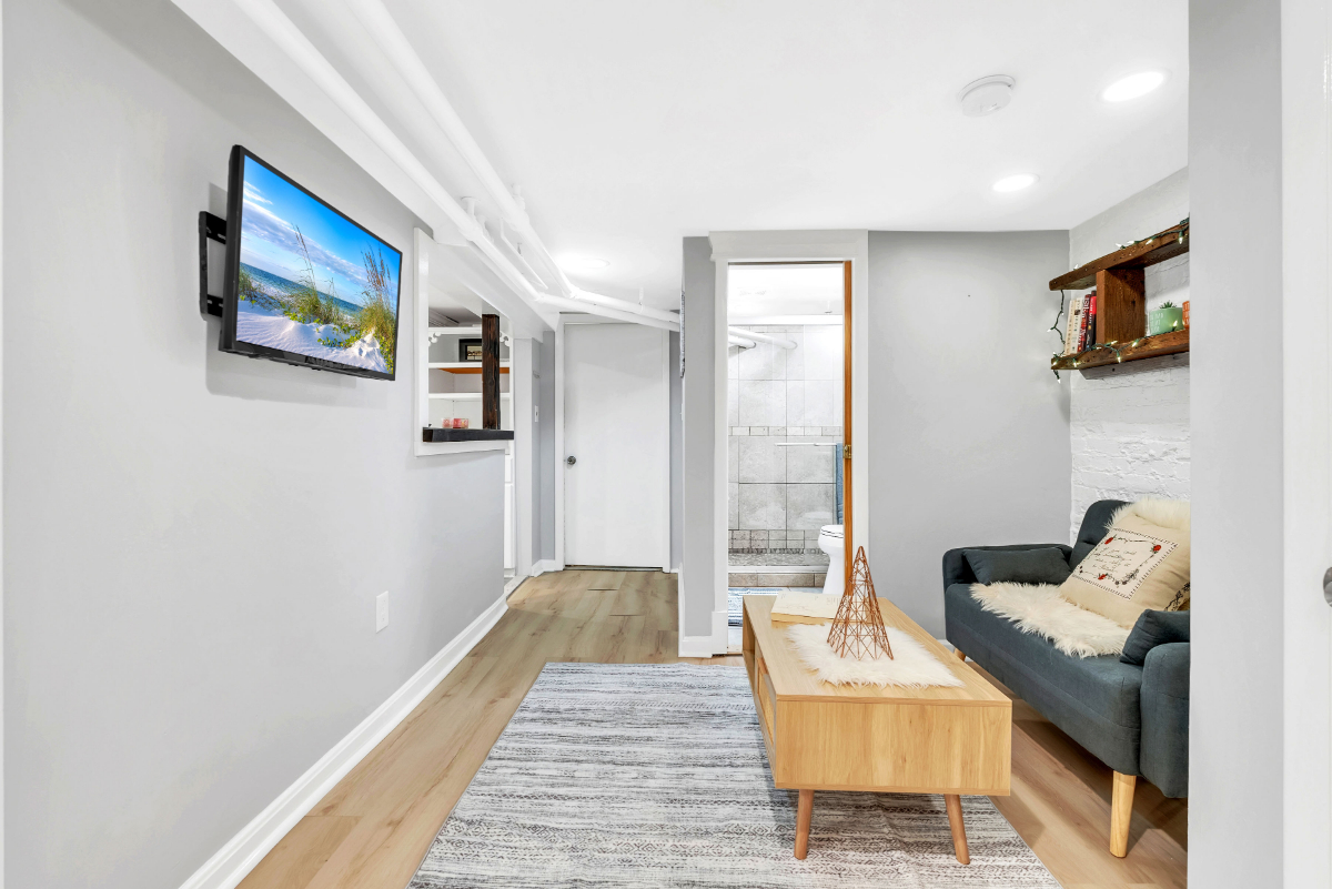 Charmingly Renovated, 2-Bedroom Urban Retreat Within Walking Distance of 5 Hospitals - Photo 4