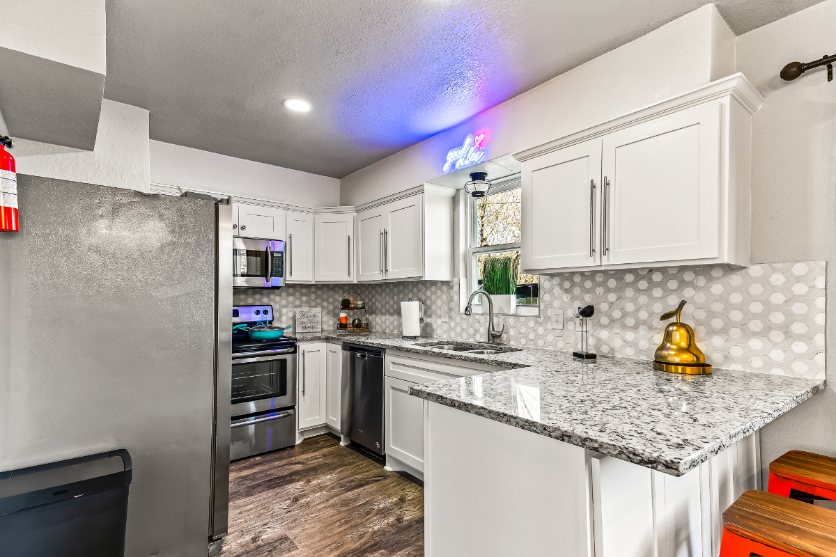 Stylish & Comfy Downtown Gem -Workspace - Parking - Photo 10