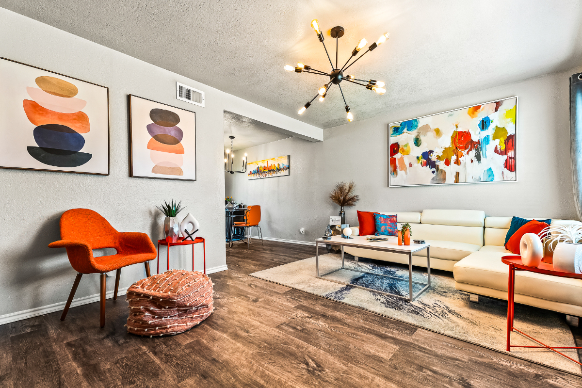 Stylish & Comfy Downtown Gem -Workspace - Parking - Photo 2