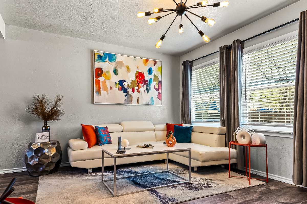Stylish & Comfy Downtown Gem -Workspace - Parking - Photo 3