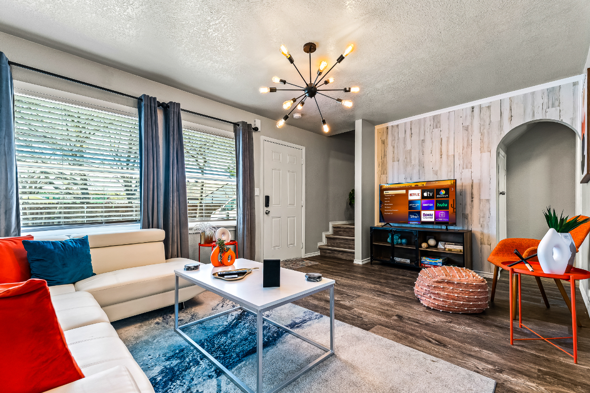 Stylish & Comfy Downtown Gem -Workspace - Parking - Photo 5