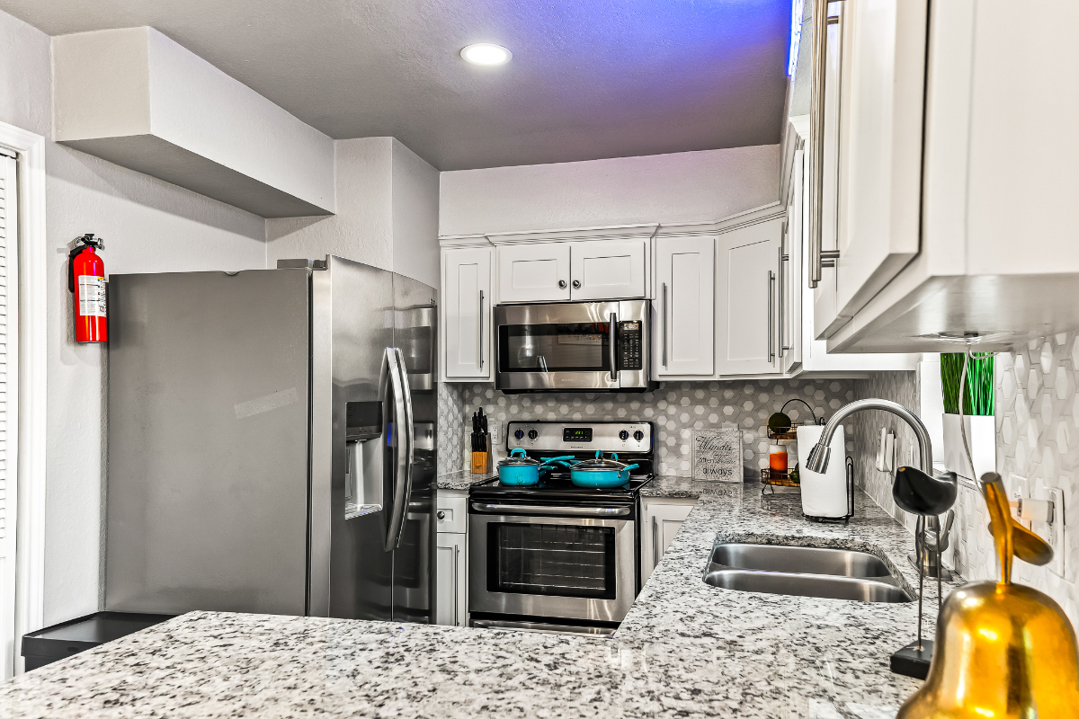 Stylish & Comfy Downtown Gem -Workspace - Parking - Photo 9