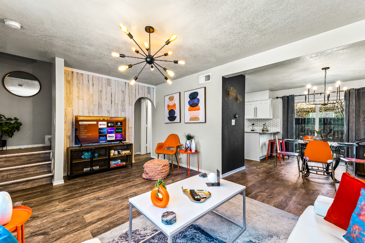 Stylish & Comfy Downtown Gem -Workspace - Parking - Photo 4