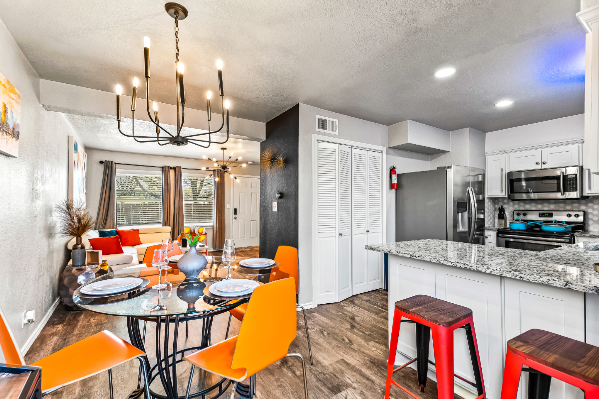 Stylish & Comfy Downtown Gem -Workspace - Parking - Photo 7