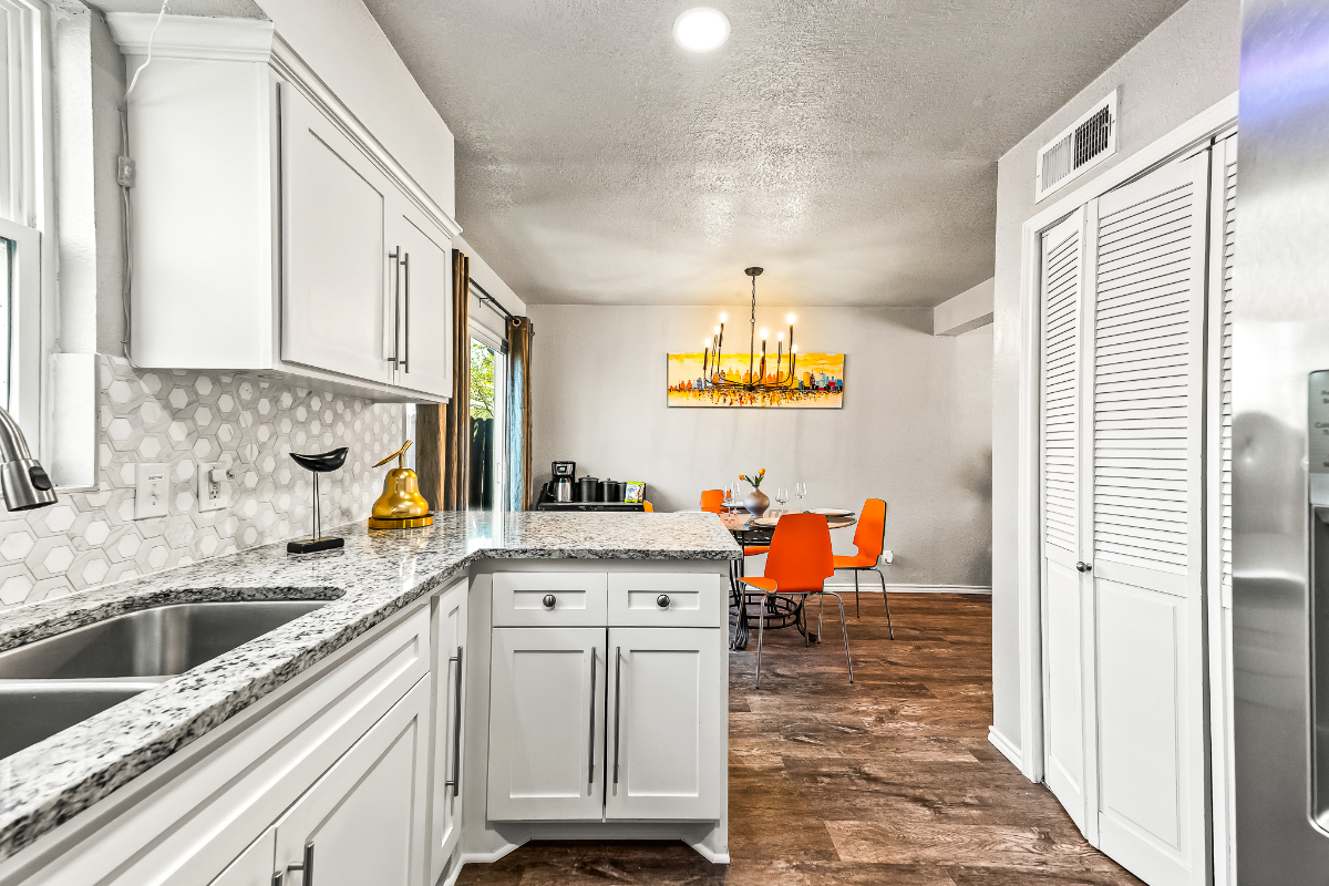 Stylish & Comfy Downtown Gem -Workspace - Parking - Photo 12