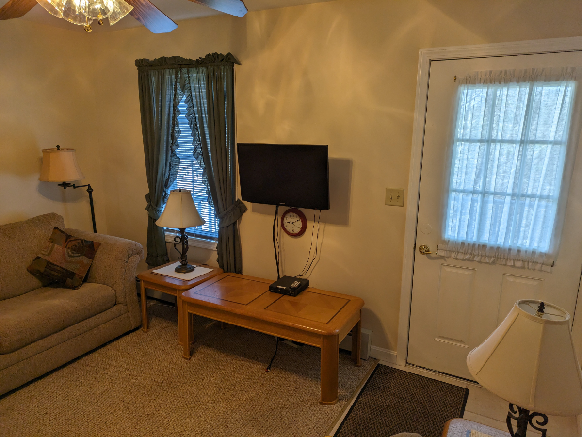 One bedroom efficiency apartment - Photo 4