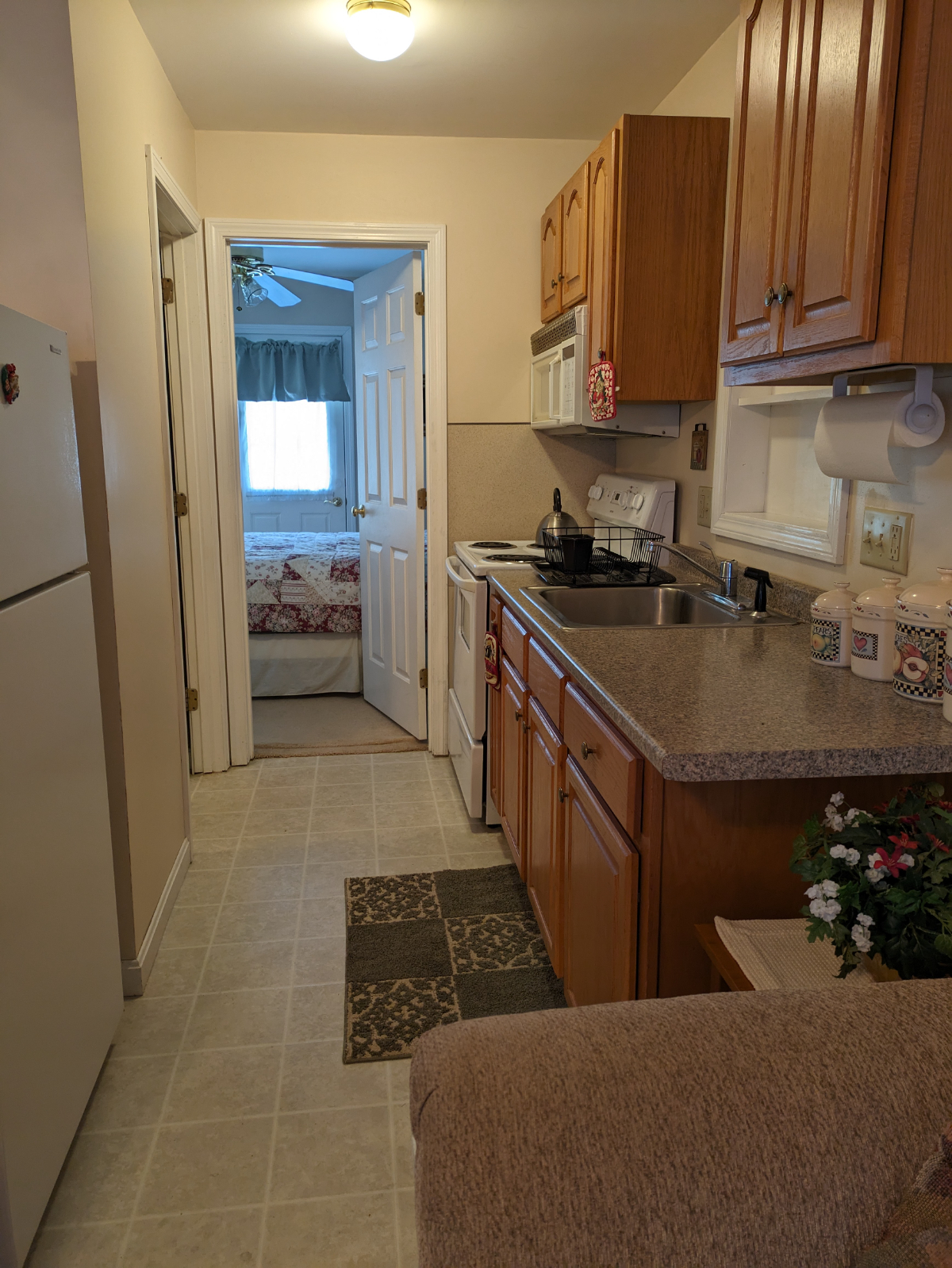 One bedroom efficiency apartment - Photo 5