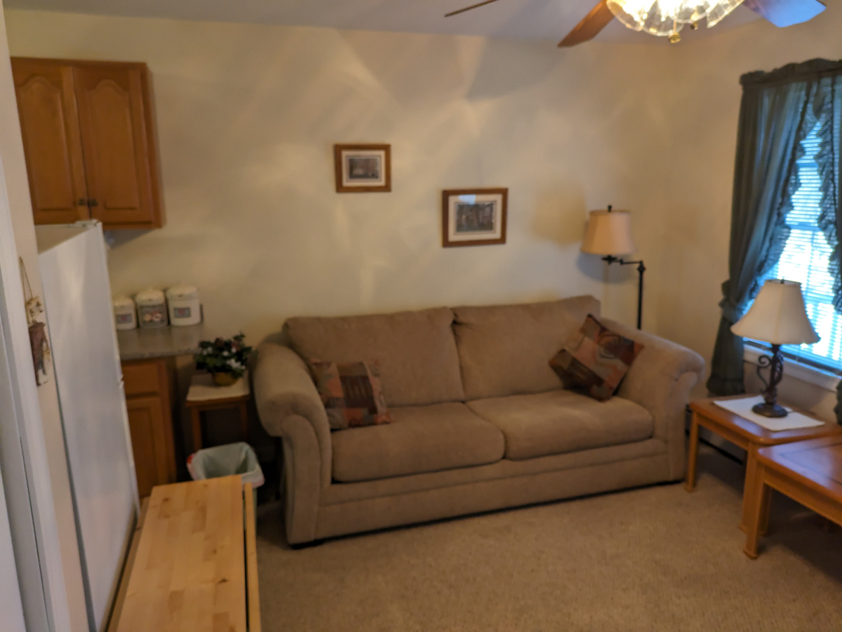 One bedroom efficiency apartment - Photo 6