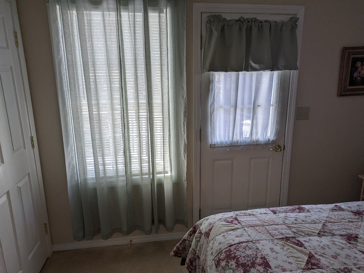 One bedroom efficiency apartment - Photo 8
