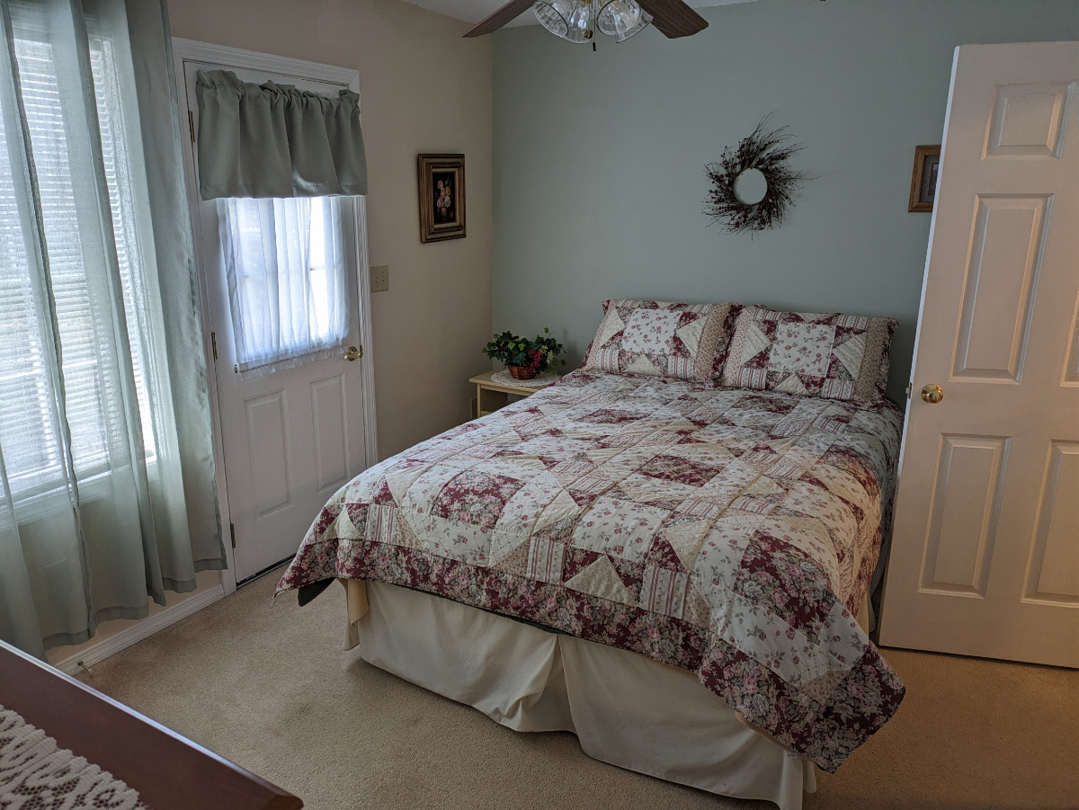 One bedroom efficiency apartment - Photo 7
