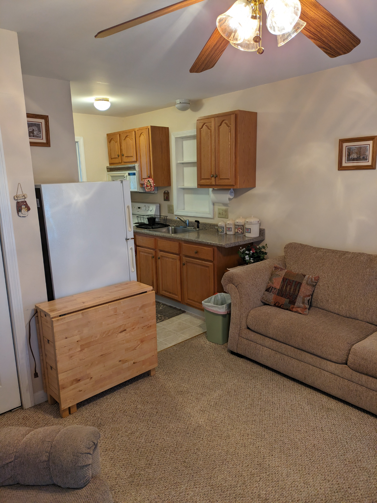 One bedroom efficiency apartment - Photo 9