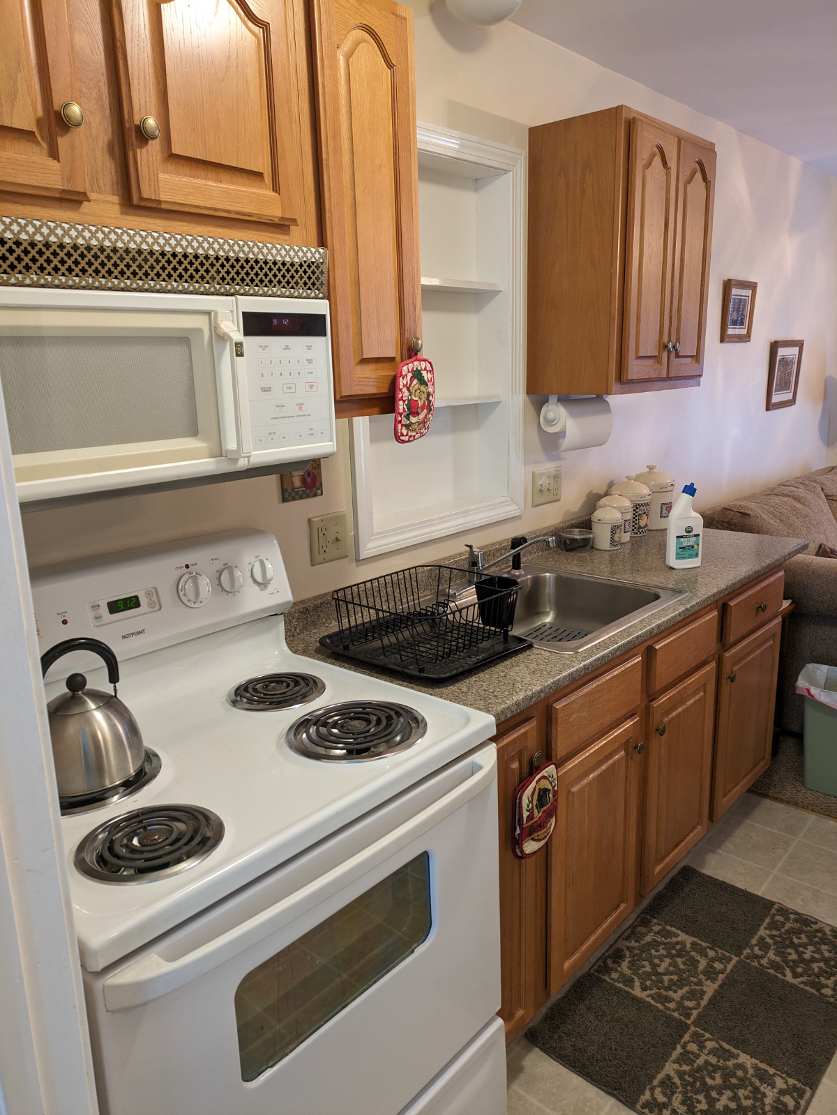 One bedroom efficiency apartment - Photo 11