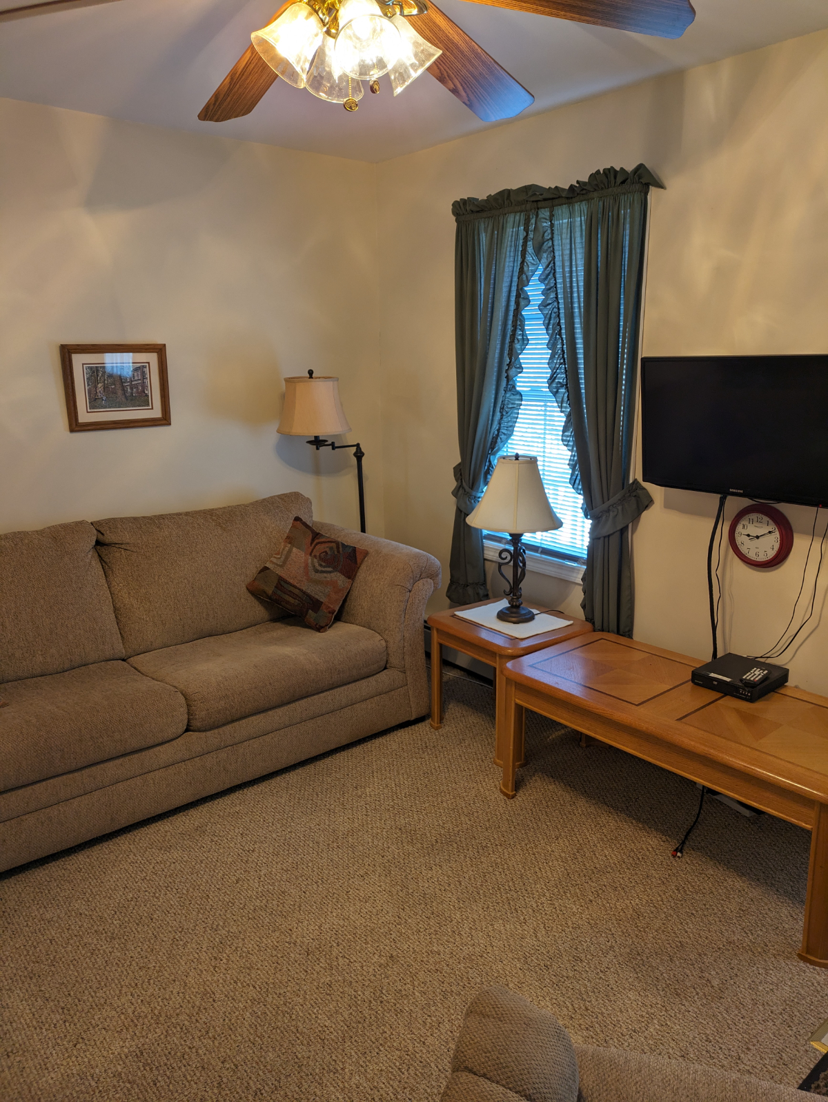 One bedroom efficiency apartment - Photo 12