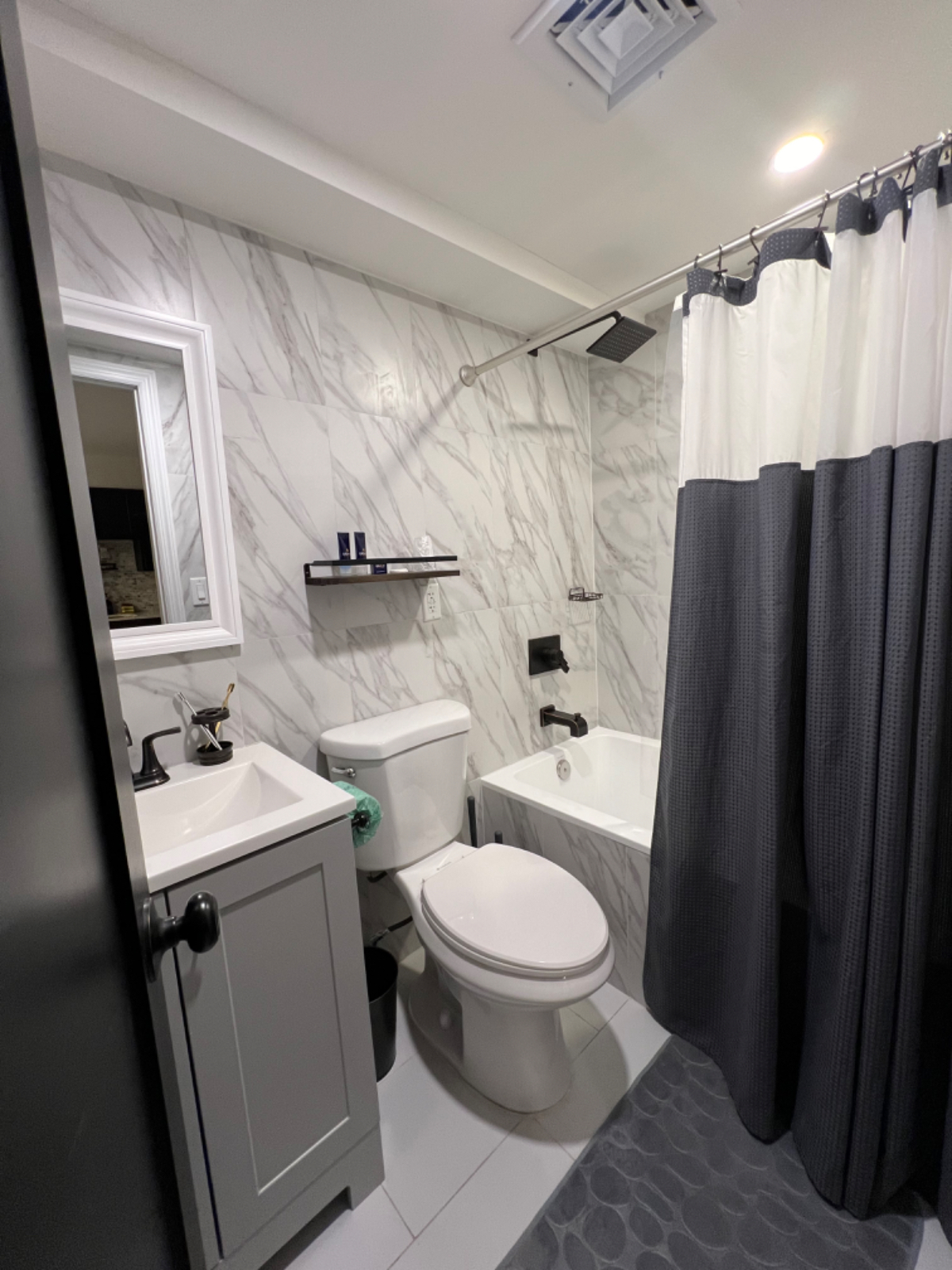 Fully Furnished 1 Bed Full Apt - Photo 11