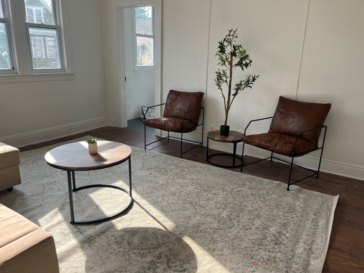 Modern sleek 2bdr & Free parking - Photo 1