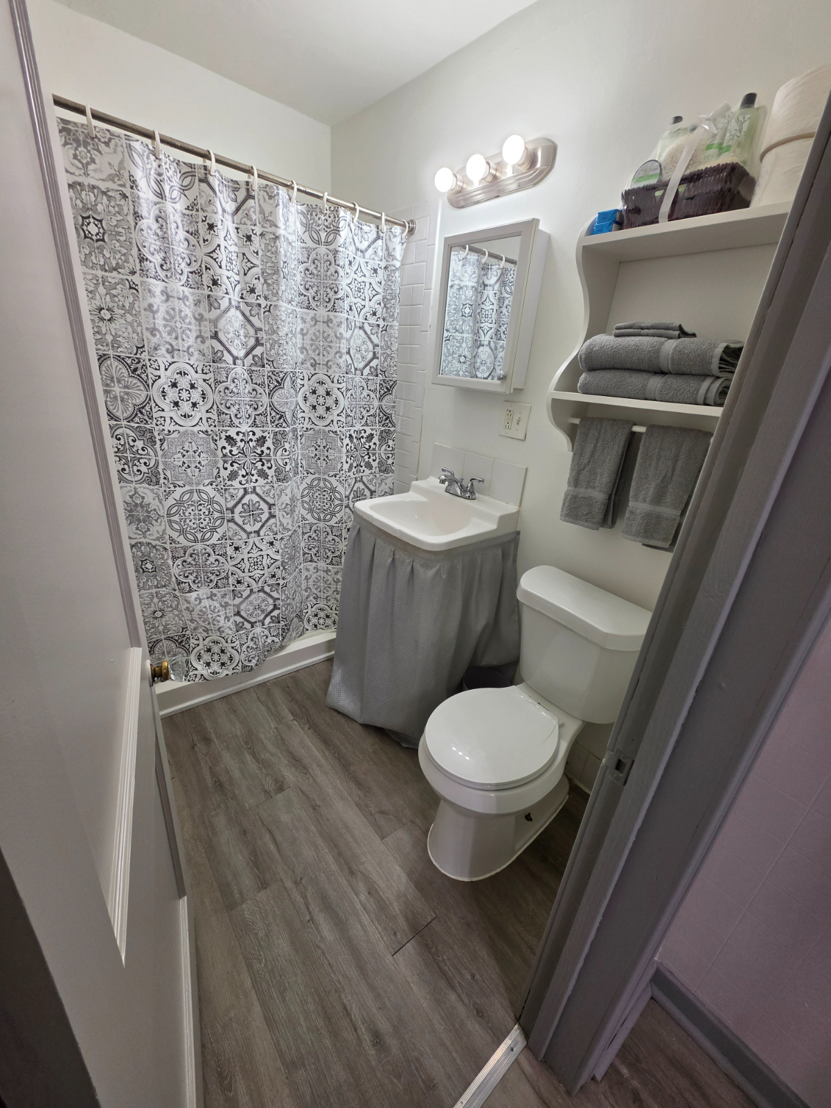 Modern sleek 2bdr & Free parking - Photo 2