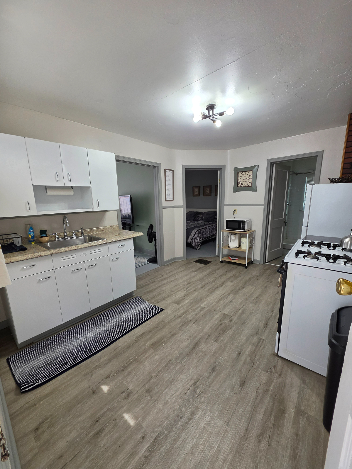 Modern sleek 2bdr & Free parking - Photo 4