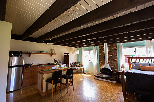 Cozy room with shared bath - Photo 2