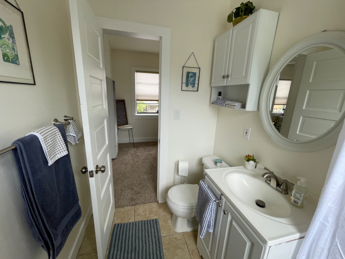 Charming 1 Bed Golden Hill apartment - Photo 6