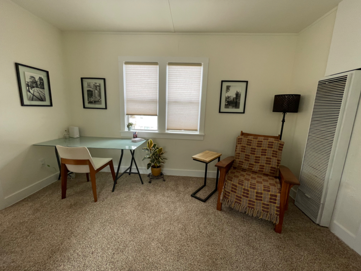 Charming 1 Bed Golden Hill apartment - Photo 2