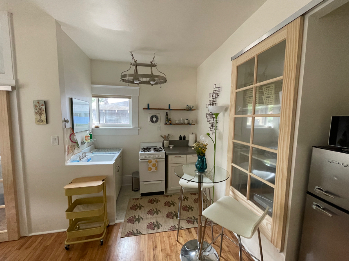 Charming 1 Bed Golden Hill apartment - Photo 3