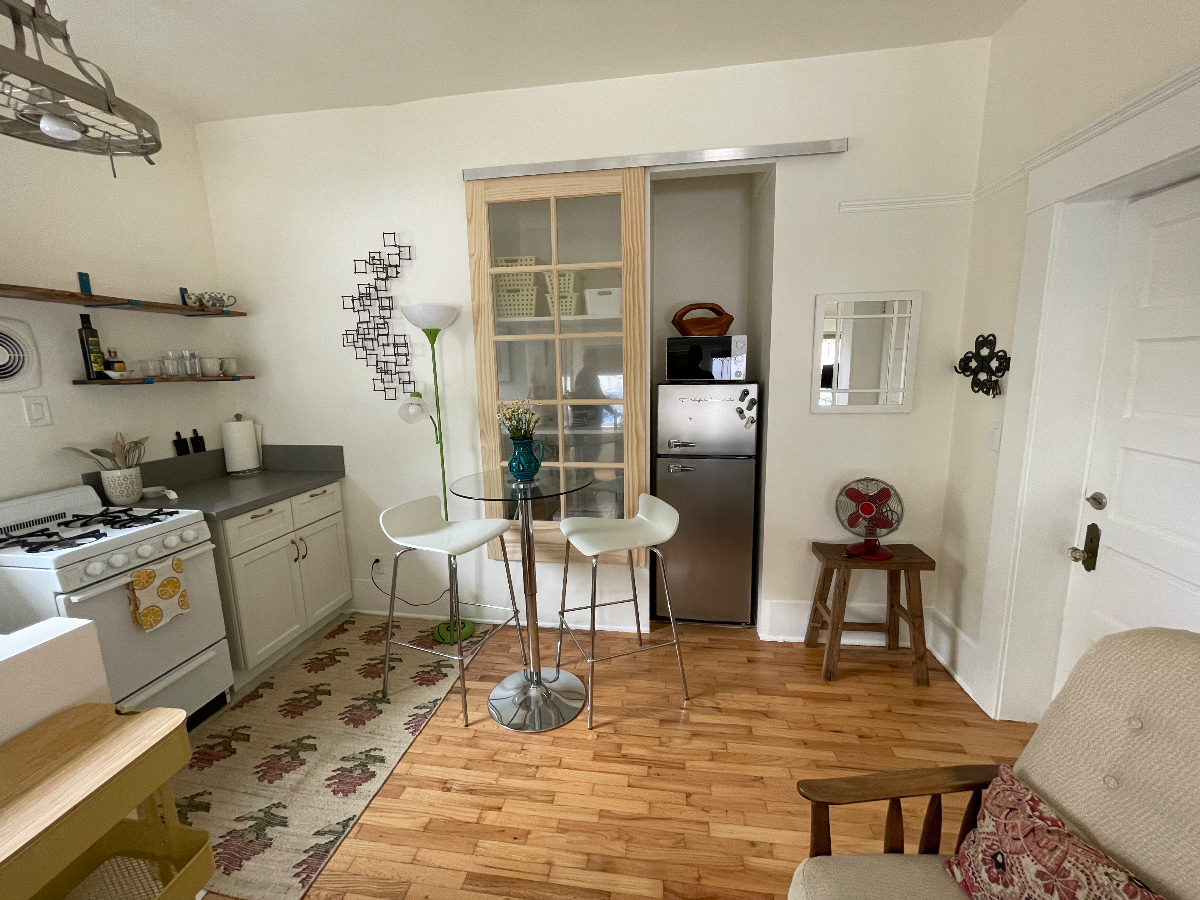 Charming 1 Bed Golden Hill apartment - Photo 2