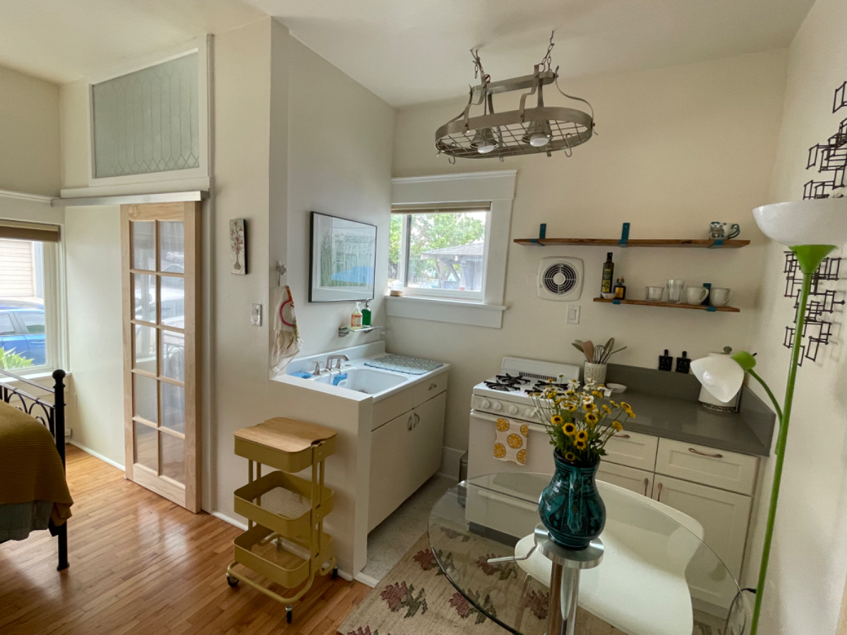 Charming 1 Bed Golden Hill apartment - Photo 4