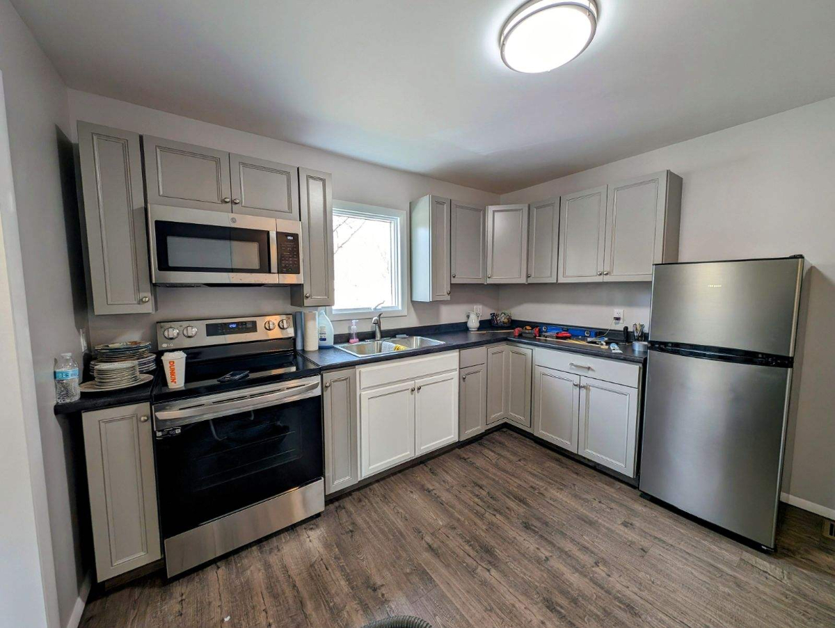 Single family, 2 bedroom home with private backyard. 6 miles from UVM medical center. Close to bike  - Photo 3