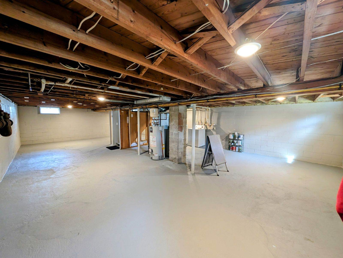 Single family, 2 bedroom home with private backyard. 6 miles from UVM medical center. Close to bike  - Photo 7