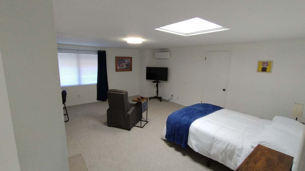 Newly Furnished room, AC & wifi, smart tv and cable, shared bath, walk-in closet
