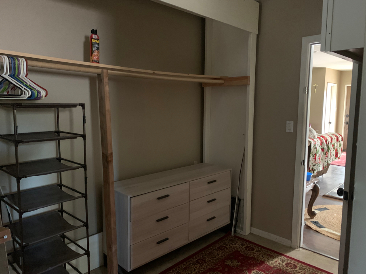 Large room access to side entrance. Private bathroom - Photo 3