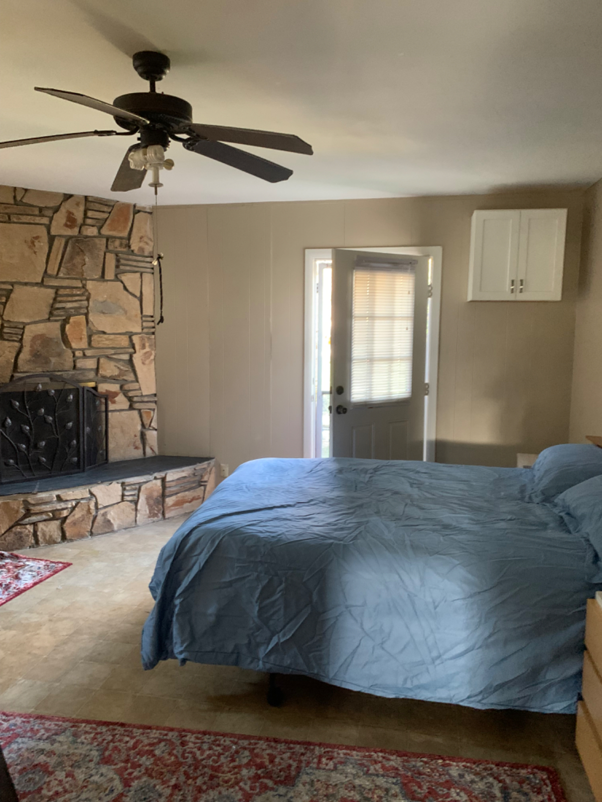 Large room access to side entrance. Private bathroom - Photo 2