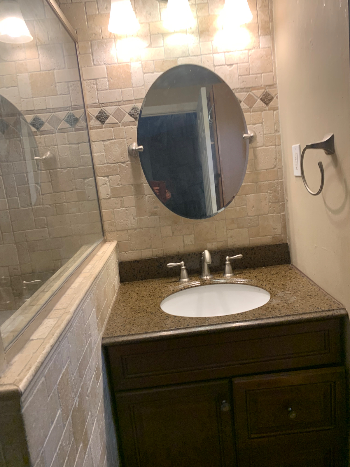 Large room access to side entrance. Private bathroom - Photo 6