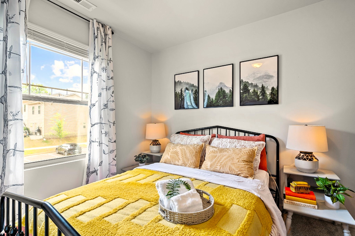 Bright & Airy Bedroom near WakeMed Cary & UNC REX