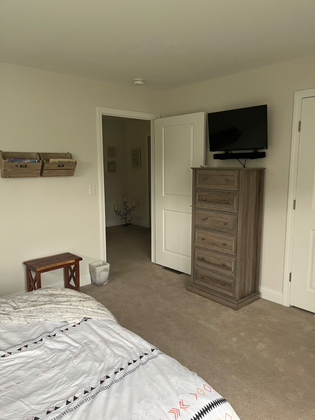 Beautiful bedroom in large townhouse close to hospital - Photo 2