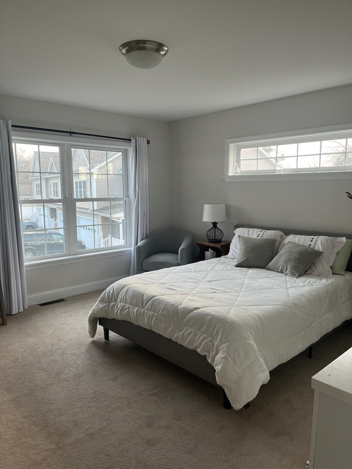 Beautiful bedroom in large townhouse close to hospital - Photo 1