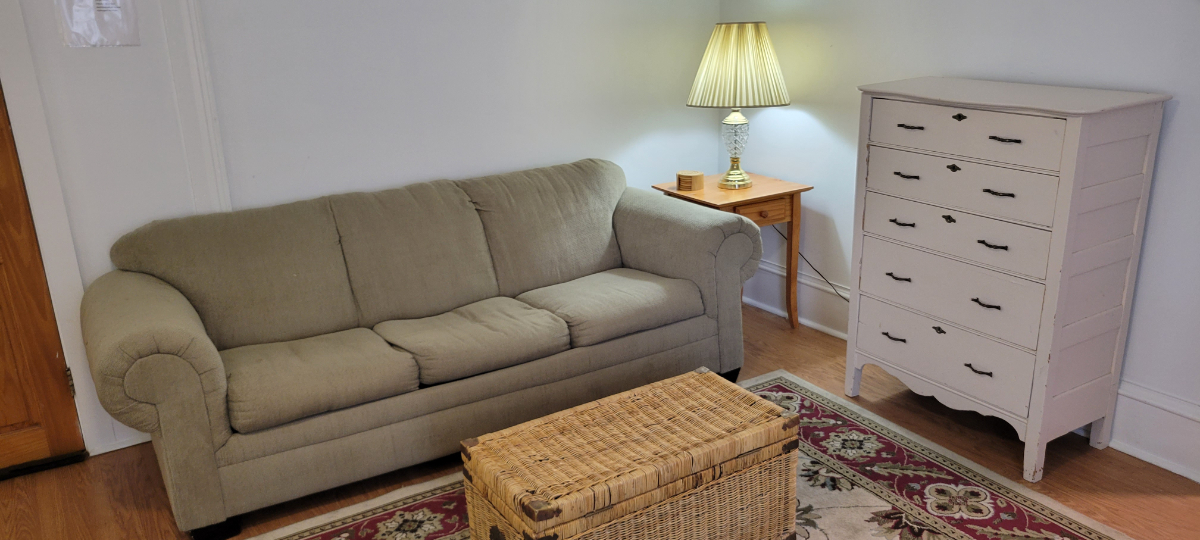 Remodeled fully furnished apartment close to hospital - Photo 3