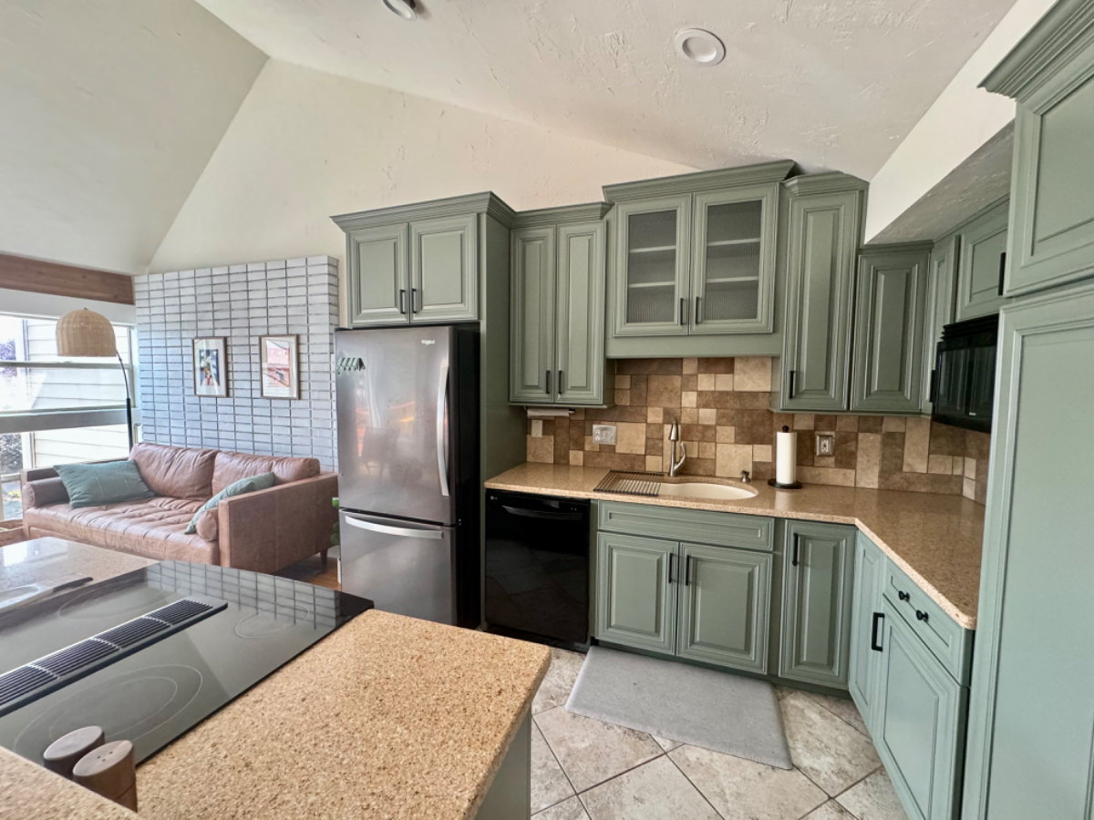 Stylish, Comfortable Townhome at the base of Pilot Butte, 5 minutes to St. Charles - Photo 5